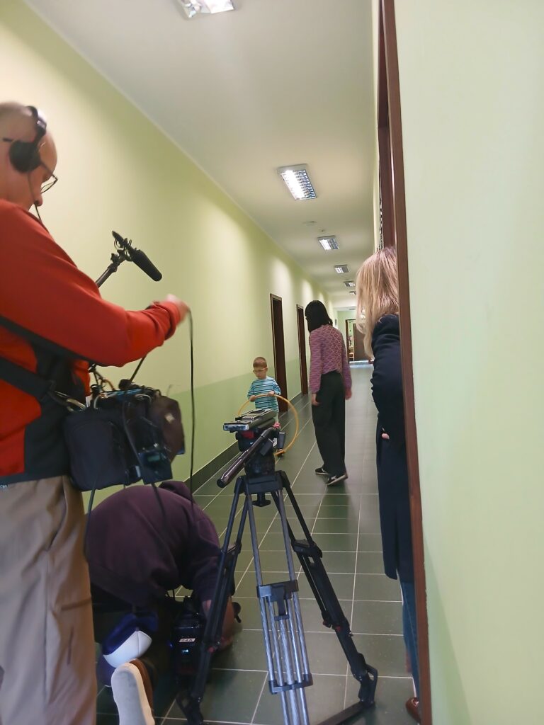 Jasiu samodzielnie porusza się po korytarzy Przedszkola z hulahopem