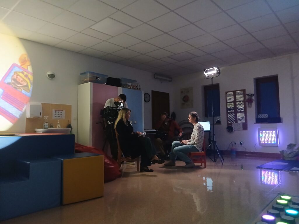 p.Sylwia podczas nagrania wypowiedzi w sali doświadczania świata