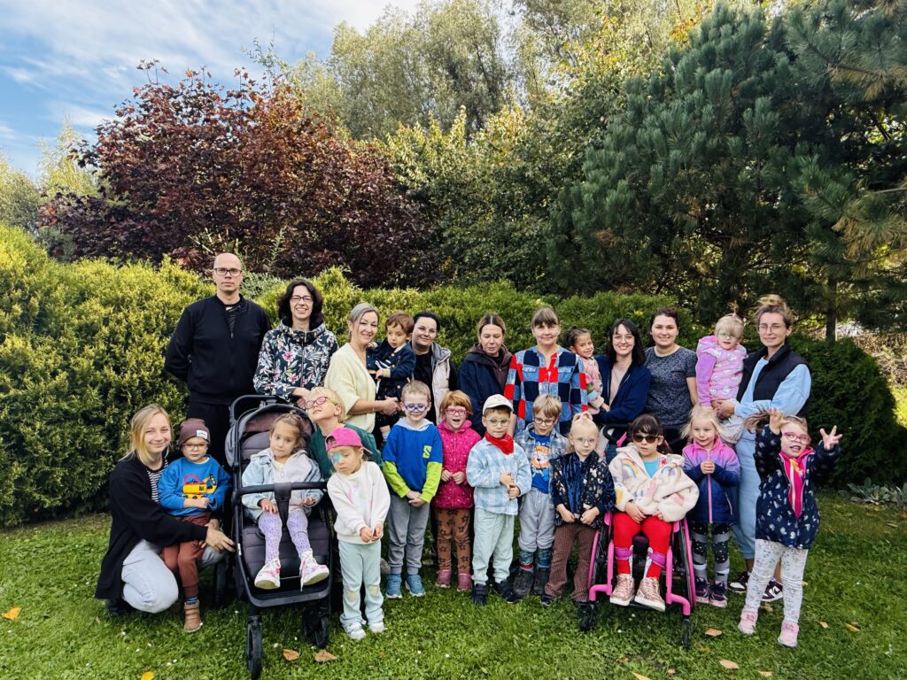 Zdjęcie grupowe przedszkolaków z nauczycielami i rehabilitantami