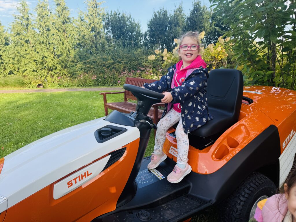 Wiktoria jako kierowca traktorka
