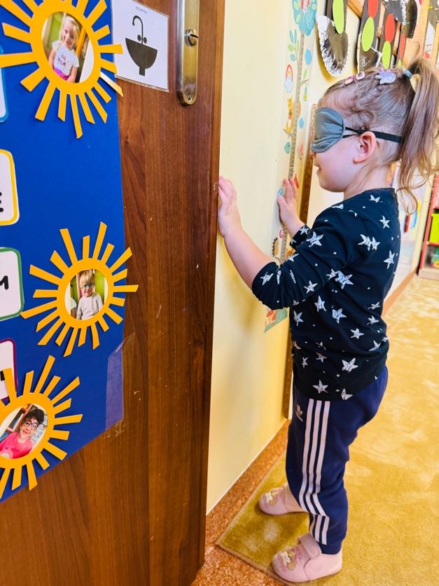 Wiktoria się porusza w opasce na oczach